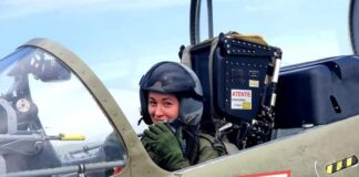 (FOTO) Bianca, „botezată” după primul zbor singură, la manșa avionului