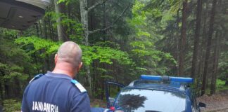 (FOTO) Blocați în munți, cu mașina stricată! Au fost salvați de jandarmi