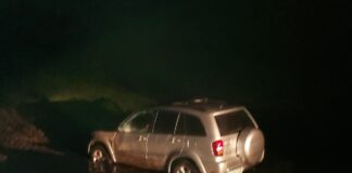 (FOTO) Familie blocată pe traseu, la Lacul Vulturilor, salvată de jandarmii montani, polițist și primar