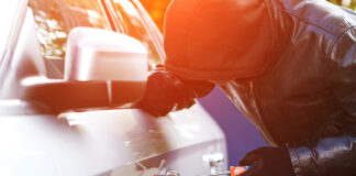 Arestat la 19 ani, după ce a furat bani din mai multe mașini