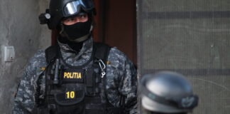 Mascații au intrat cu forța! L-au încătușat pe bărbatul care își bătuse copiii