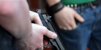 Amenințare cu pistolul, la un botez din Vernești! Mascații au intervenit! Un minor și un tânăr, în arest!