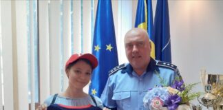 (FOTO) Absolventa de 10, PREMIATĂ de COMANDANTUL Poliției buzoiene