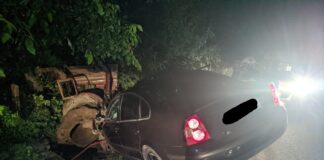 (FOTO) Tânăr mort, după ce s-a izbit cu mașina de o fântână