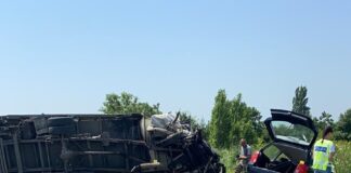 (FOTO) UPDATE: Un pasager a murit!/Intervine DESCARCERAREA! Accident pe E85! Trafic restricționat, la ieșire din Oreavul