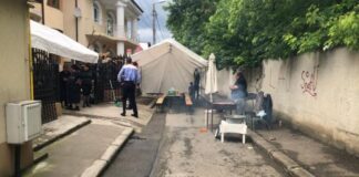 Petrecere cu cortul pe mijlocul străzii, în Buzău. Au intervenit polițiștii