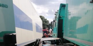 (FOTO) UPDATE! Mașină prinsă între două TIR-uri! O femeie a fost rănită. Traficul pe E85, reluat