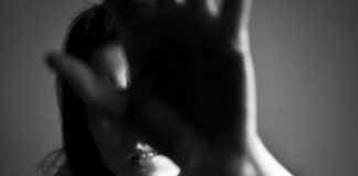 Tânără sechestrată și agresată de față cu copiii! Bărbatul, nici măcar reținut!