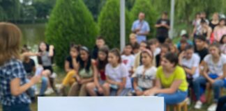 (FOTO) Polițiști în parc. „Fii liber, nu te lăsa pradă dependențelor!”