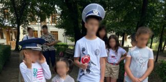 (FOTO) Copii în parc, sfătuiți de polițiști cum să se ferească de pericole