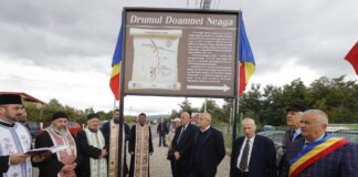 (FOTO) Panou simbolic, dezvelit la Cislău, către… „Drumul Doamnei Neaga”