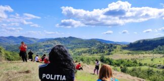 (FOTO) INEDIT! Elevi și polițiști, în drumeție de weekend