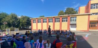 (FOTO) Elevi consiliați de polițiști, înainte de începerea anului școlar