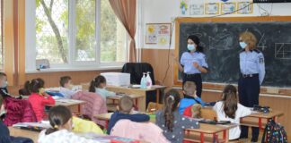 (FOTO) Zeci de elevi de la Școala nr.15, față în față cu polițiștii