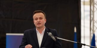 Deputatul Avrămescu: „…în timp ce românii ne mor pe holurile spitalelor, în ambulanțe, în dureri cumplite, fără aer.”