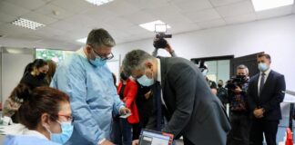 (FOTO) CIOLACU, la a treia doză: „Fiecare dintre noi trebuie să se gândească la sănătatea sa și a familiei sale”