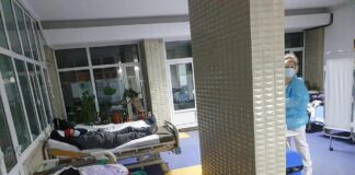 (FOTO) Bolnavi pe pat, tratați pe holurile spitalului! „Imaginea disperării”