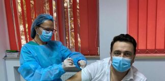 (FOTO) Managerul Spitalului Județean, vaccinat cu a treia doză anti-COVID. Mesajul lui Claudiu Damian