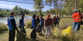 (FOTO) Polițiștii buzoieni, alături de comandant, mobilizați într-o campanie de ecologizare