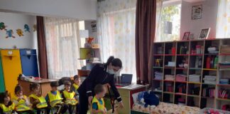 (FOTO) Polițiștii, din nou la grădiniță. Unde au ținut lecția de educație rutieră