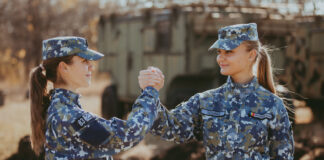 (FOTO) Două surori, aceeași armă. Povestea celor două tinere de la școala militară din BOBOC