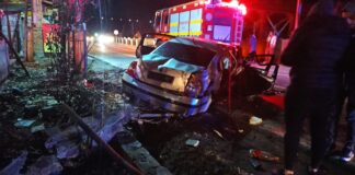 (FOTO) Au intrat cu mașina în gard. Trei tineri au fost răniți, într-un accident la Siriu