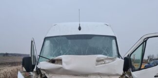(FOTO) Grav accident pe șoseaua de centură a Buzăului. Impact între un microbuz și o autoremorcă