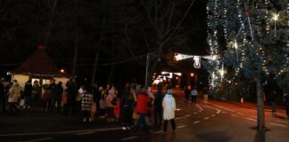 (FOTO) Coadă la Căsuța lui Moș Crăciun. Copii, sunteți așteptați și în această seară!