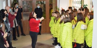 (FOTO) Polițiștii, colindați de Happy Kids. Vizită surpriză la sediul IPJ