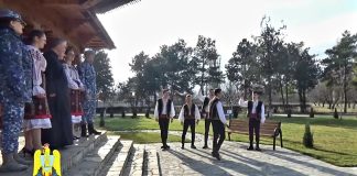 (VIDEO) Primiți cu „Plugușorul” de la… școala militară Boboc?
