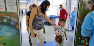 (Galerie FOTO) La copiii internați în Spitalul Județean a sosit Moș Crăciun de la Consiliul Județean