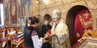 (FOTO) ÎPS Ciprian, la Biserica din Puieștii de Sus. Ce a primit primărița din partea Arhiepiscopului
