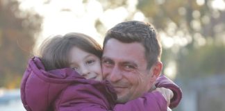 FOTOGRAFIA ZILEI. Îmbrățișare… după o misiune de șase luni!