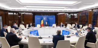 (FOTO) ÎNTÂLNIRE. De ce primarul Toma îi dă o bilă albă premierului Ciucă