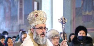 (FOTO) ÎPS Ciprian, în biserica din Luciu. A oficiat la slujba de duminică