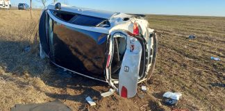 (FOTO) S-au răsturnat cu mașina. Patru tineri, răniți în accident