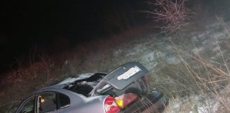 (FOTO) S-au răsturnat cu mașina. Șase răniți