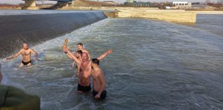 (FOTO) BOBOTEAZĂ. Cine a prins crucea aruncată în râul Buzău. Procesiune cu sute de participanți