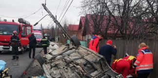 (FOTO) ULTIMĂ ORĂ! Manevre de resuscitare pentru șofer. Accident grav la Cernătești