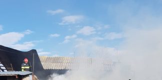 (FOTO) MEREI. Casă mistuită de flăcări. Au intervenit mai multe echipaje