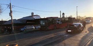 (FOTO) Trei tineri au fost răniți după ce s-au izbit cu mașina de un autobuz