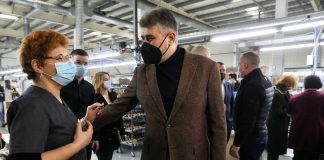 (FOTO) Ciolacu, vizită la o fabrică de încălțăminte: „Sunteți o inspirație pentru noi toți!”