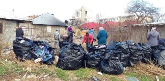 (FOTO) Sute de kilograme de gunoaie, strânse de pe o stradă din Râmnicu Sărat