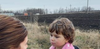 (FOTO) Plecase de acasă. O fetiță de 3 ani, găsită de un echipaj de Poliție pe marginea drumului