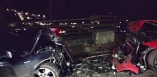 (FOTO) Impact puternic! Trei tineri, răniți într-un accident la Nehoiu
