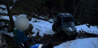 (FOTO) Femeie rănită pe un traseu montan, salvată de jandarmi și localnici