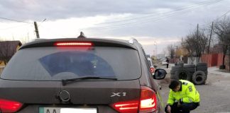 (FOTO) Familie de refugiați, ajutată de polițiștii buzoieni