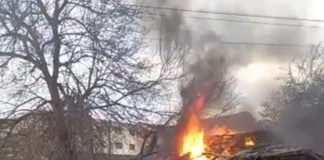 BUZĂU. Casă în flăcari, lângă Piața Dorobanți. O persoană a suferit arsuri