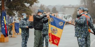 Drapelele de luptă de la două unități militare buzoiene, decorate de președintele Klaus Iohannis