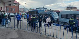 Peste 100 de refugiați pleacă din Buzău. Surpriza oferită de elevii de la Hasdeu